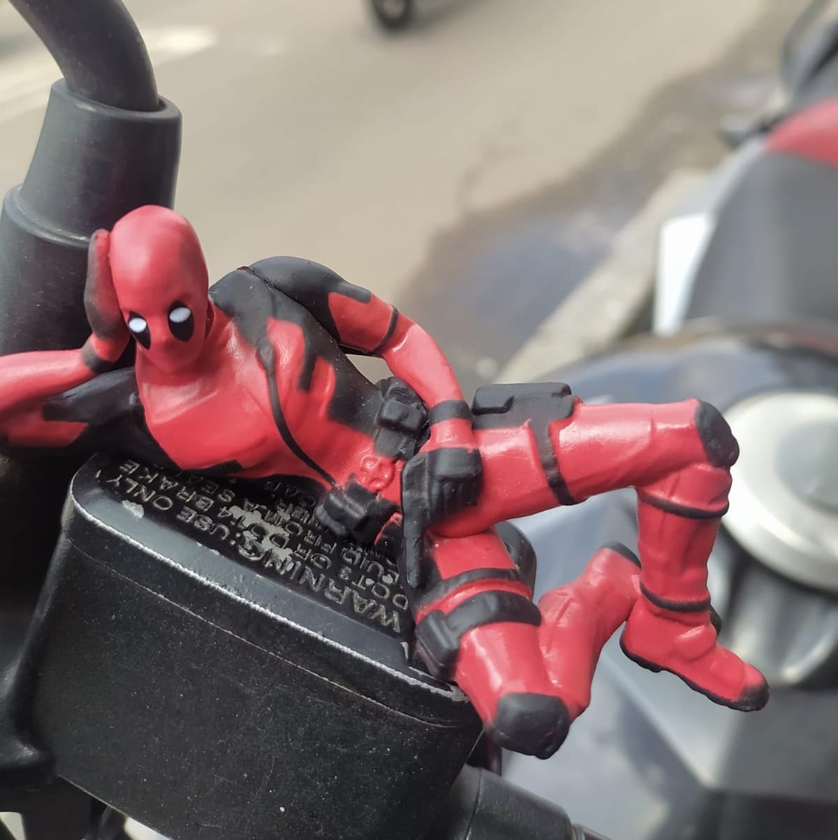 Deadpool Acostado - Figura Miniatura - Accesorio para moto/bici Imagen principal del producto