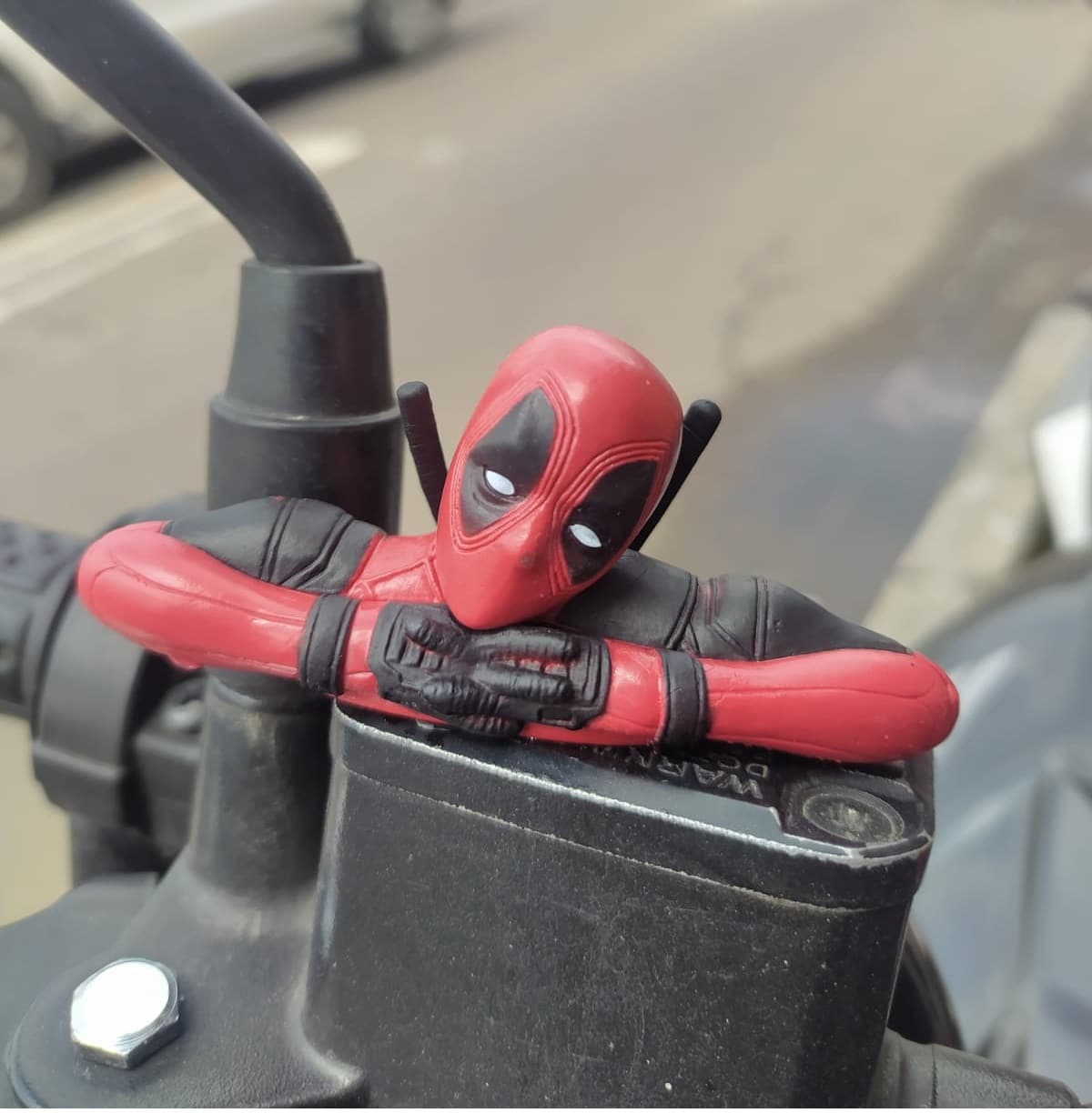 Deadpool Observador - Figura Miniatura - Accesorio para moto/bici Imagen principal del producto