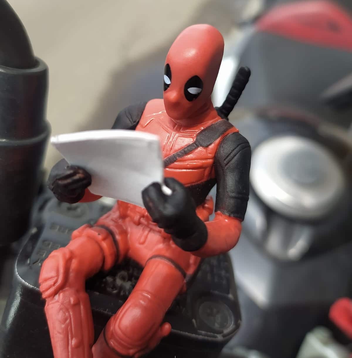 Deadpool Sentado - Figura Miniatura - Accesorio para moto/bici Imagen principal del producto